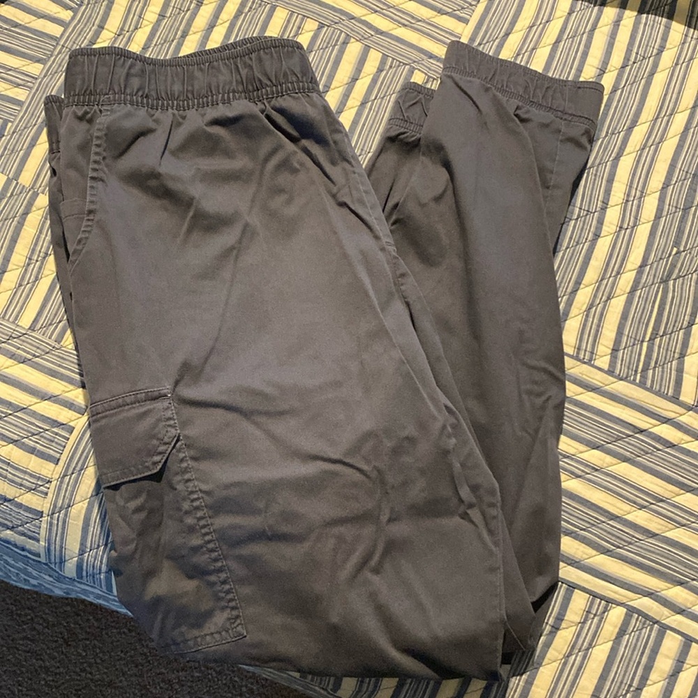 Men’s grey scrub joggers.